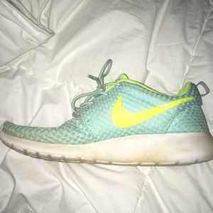 CUTE NIKE ROSHE RUNS